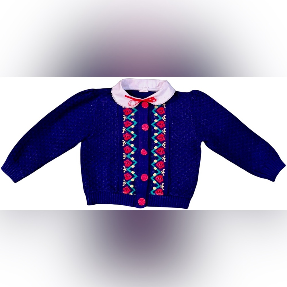 Charming Knit Sweater with White Collar